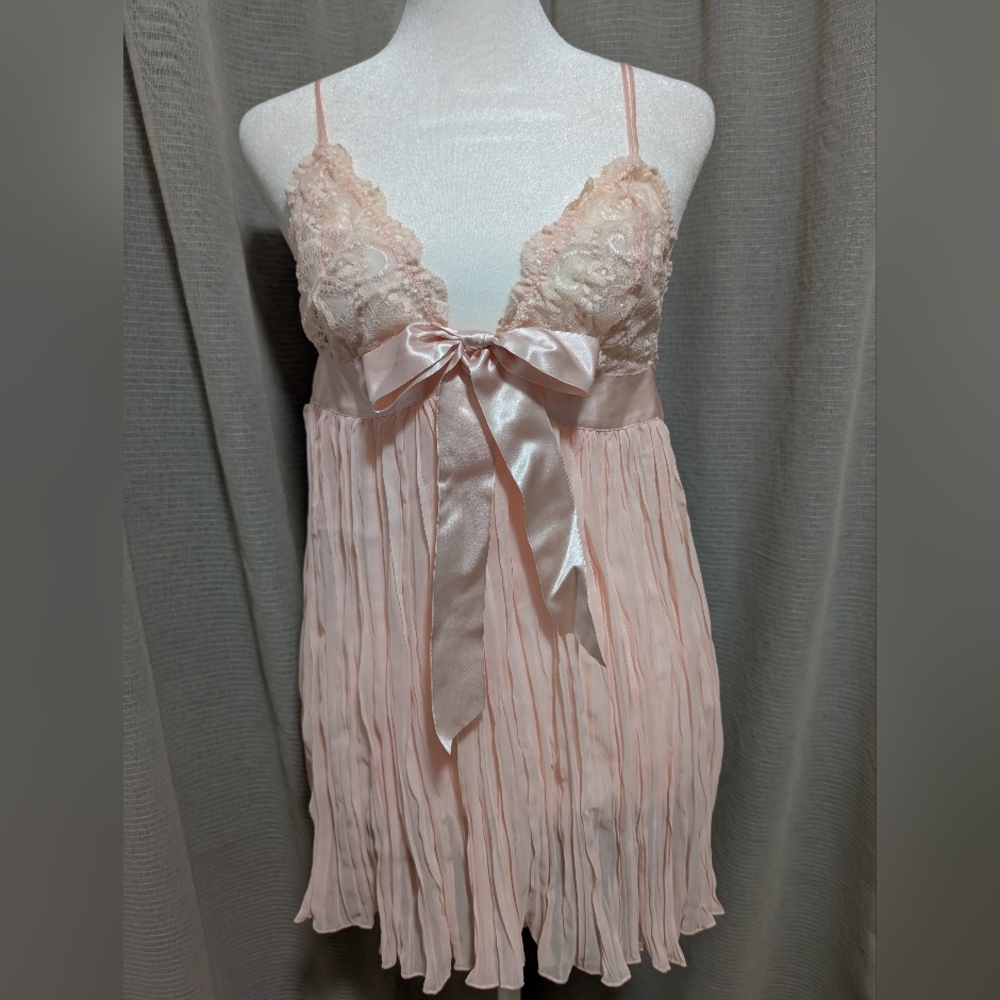 NWT Victoria's Secret Chemise & Matching Thong. Medium. Ice Peach